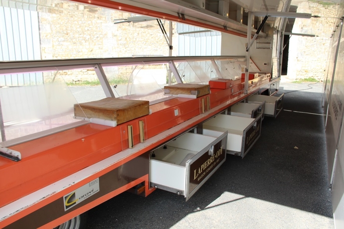 Remorque etal - vitrine froide 8 m + zone rôtissoire - 28 000€