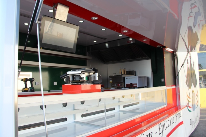 CAMION TRAITEUR & EPICERIE - VITRINE 3 M - 23 000KM - 1183€ HT/mois