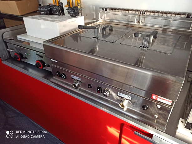 Remorque magasin rôtisserie charcutier traiteur Food truck ( caravi )